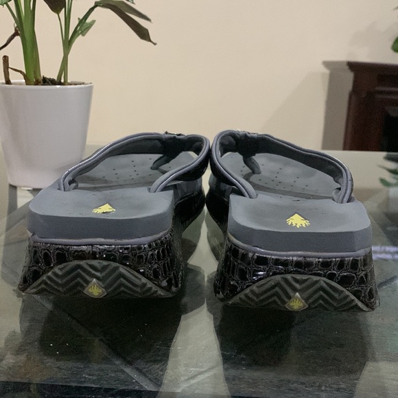 VOLATILE The Mini Croco Thong Wedge Sandal - Picture 5 of 8